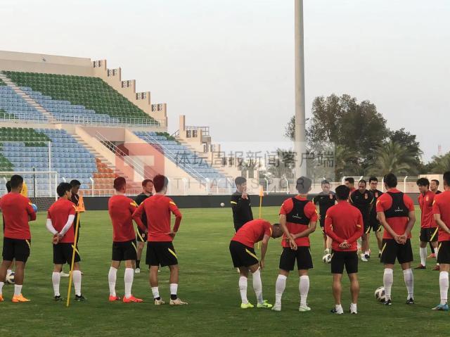 开云官网-国足抵阿曼三次更换训练场地 重点演练定位球攻守