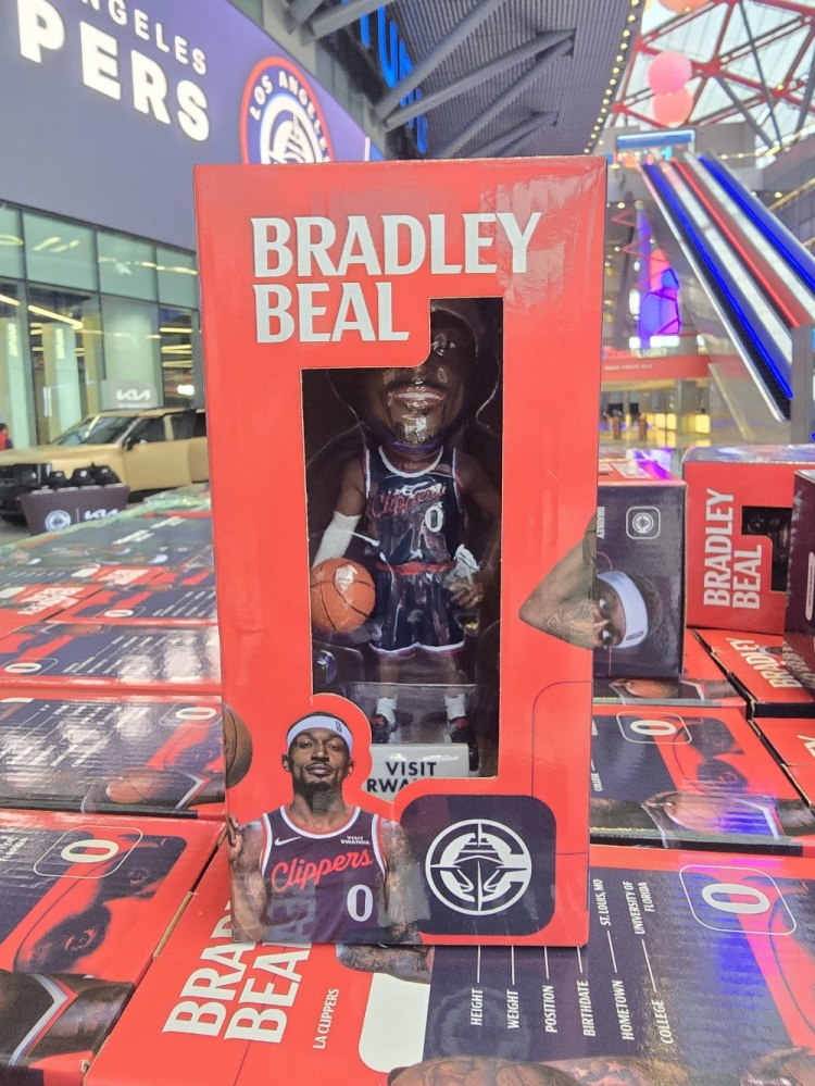 开云-吸引力如何？船记：快船主场今日将发放比尔造型的摇头娃娃