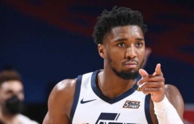 开云娱乐-4战3负爵士心态失衡 米切尔：裁判的判罚是荒谬的